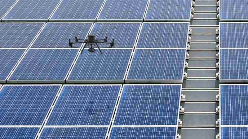 红龙扑克以无人机搭配IR Sensor热显像技术进行全方面模块健检，，有效降低人力成本并提升发电量