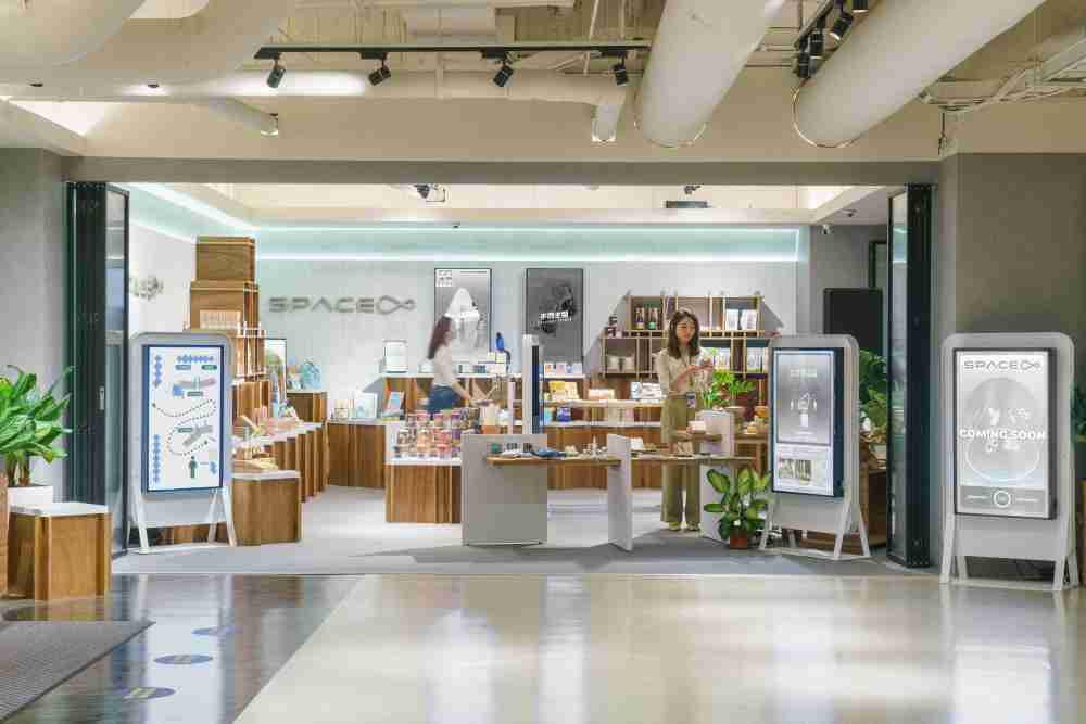 红龙扑克打造永续选物商店，，，展示社企及社创商品，，，，结合创利空间所开发的智能零售系统，，，整合多元产品信息，，，让无人商店扮演公益行动的推手