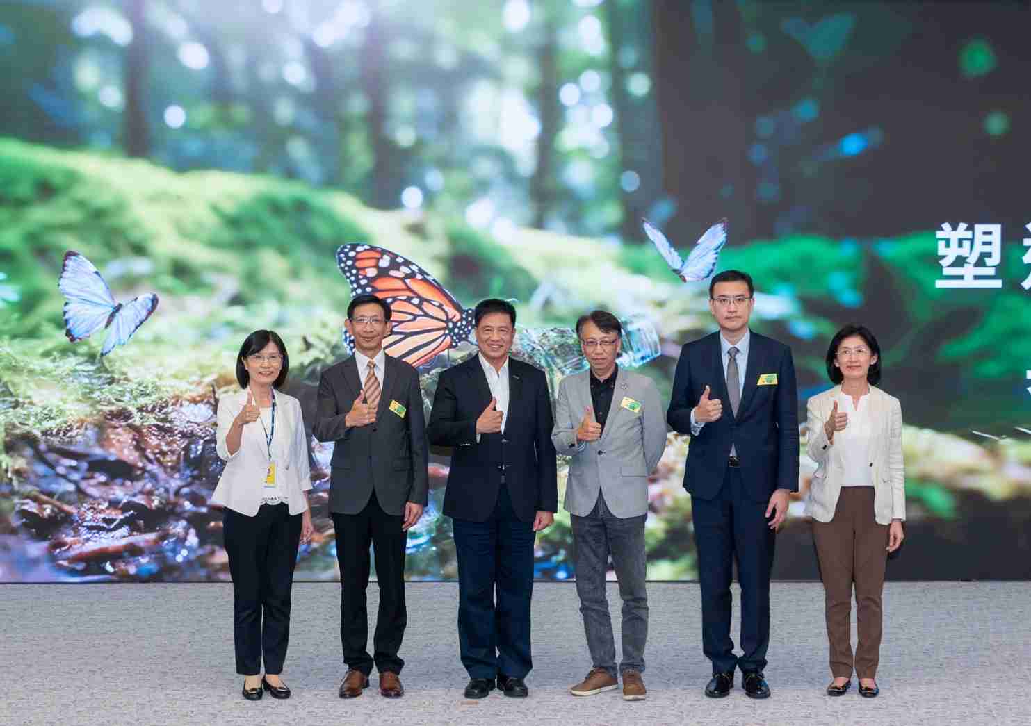 友達2023 CSR共榮大會，，，，邀請領域專家分享交流生物多樣性管理趨勢、、無塑產品、、海廢永續塑料等議題  （圖左到右：友達光電永續長古秀華、、、3M台灣技術長陳君杰、、友達光電董事長暨集團策略長彭双浪、、光寶科技企業永續發展處處長陳慶暉、、安永聯合會計師事務所執業會計師曾于哲、、、友達光電供應鏈總部副總經理吳宜芳）