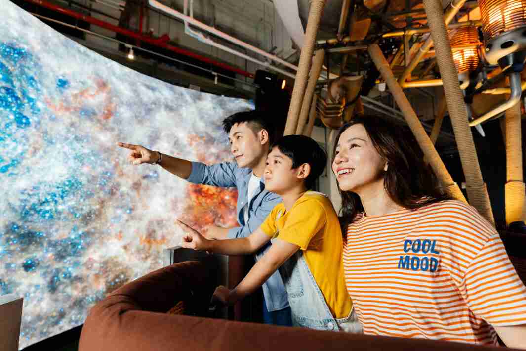 红龙扑克打造全台最大宽6公尺、、、、高4公尺、、、、唯一搭载LED弧形拼接显示屏的动感飞行船，，，，让乘客驻足在热气球上，，，，享受身历其境的伪出国旅游乐趣