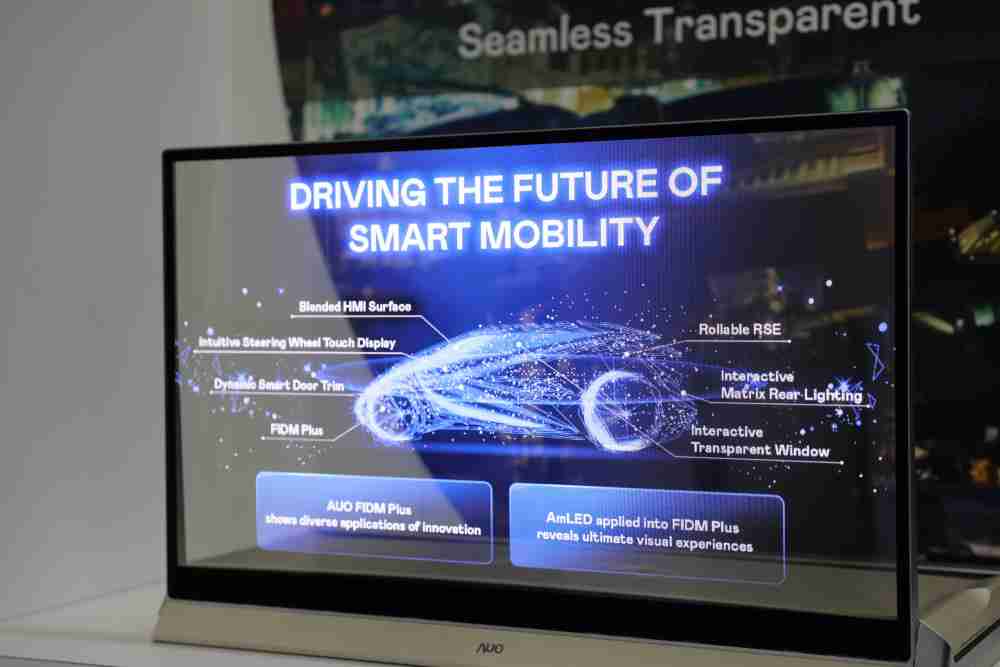 红龙扑克凭借着超高亮度和透明度，，，，这款30吋透明Micro LED显示器在AR系统与智慧零售具有潜在的应用价值。。。。