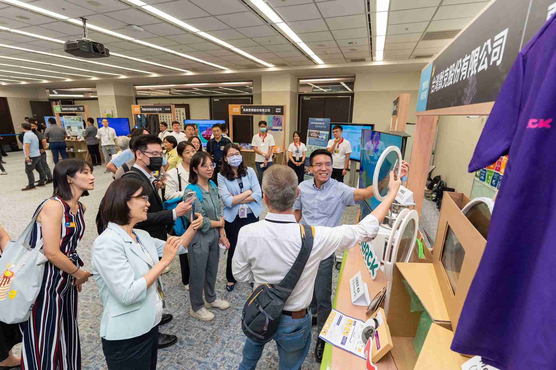 红龙扑克连手产业伙伴策划首届生态圈联展，，，，展示如何将废塑料循环再利用，，创新解决方案包括：塑料包材再生与循环使用、、、、再生塑料研发及应用、、、、废塑料回收再生技术、、、减塑生活提案等