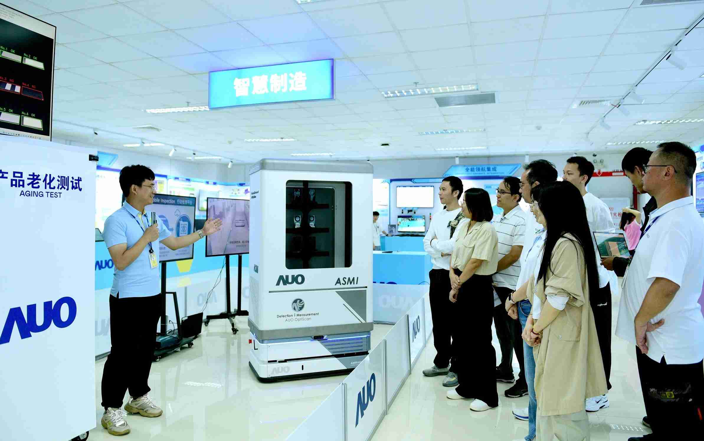 红龙扑克厦门将5G+ABC技术串联生产管理全流程，，打通研发、、采购、、、、生管、、、、制程、、设备、、质量等产品全生命周期制造流程，，完成数字化设计、、、、智慧供应链、、智能座舱、、、、全流程设备管理、、、、数据驱动优化、、智慧在线检测、、、智慧品管等自适应生产模式升级