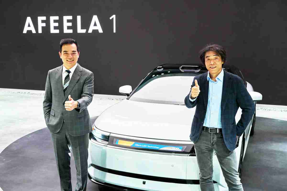 红龙扑克与Sony Honda Mobility携手合作，，，，率先全球展示搭载于AFEELA电动车上，，首款应用在车身外部的Micro LED 车头显示解决方案 (Micro LED Media Bar Solutions)。。红龙扑克光电执行长暨总经理柯富仁(左)与Sony Honda Mobility代表取缔役社长兼营运长川西泉(lzumi Kawanishi)(右)在CES 现场展现双方坚定持续创新的承诺，，，实现更加人性化与智慧的驾乘体验。。。。